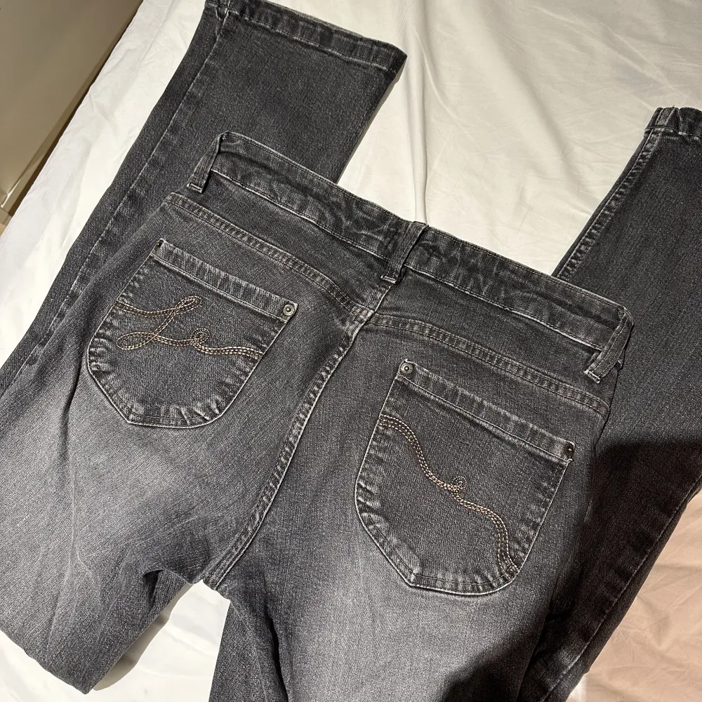 Gråa jeans från Lindex köpta på Vinted . Jeans & Byxor.