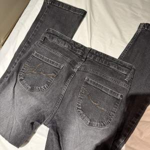 Gråa jeans från Lindex köpta på Vinted 