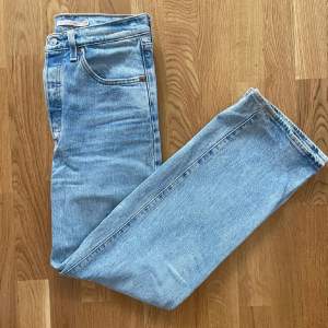 Levis jeans i Ribcage modellen. Storlek W27/L29. Flitigt använda men bara legat i garderoben senaste åren. Säljes billigt då de aldrig kommer till användning längre 
