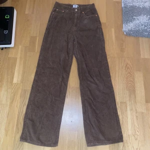 Bruna manchesterbyxor - Storlek S. Säljs då de tyvärr inte kommer till användning längre. För fler bilder/info skriv i DM😇💓