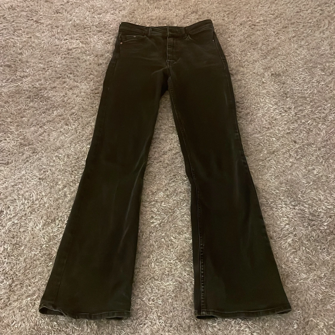 Svarta sköna bootcut jeans i stolek 34  - 90
