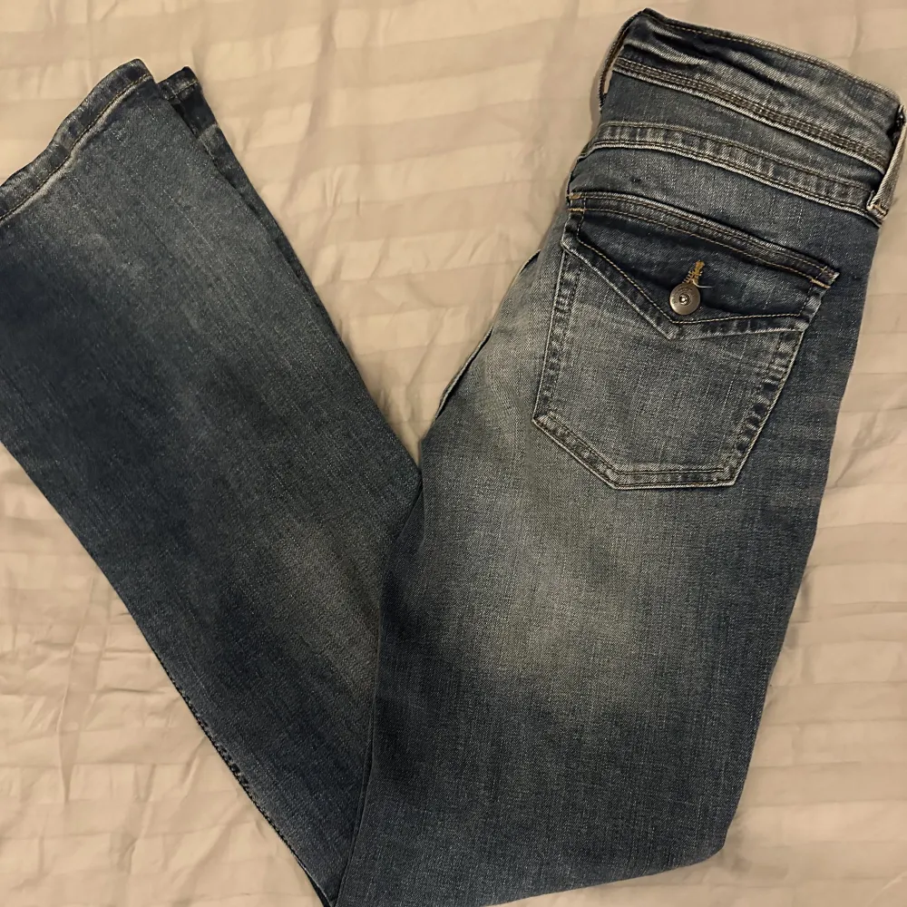 Säljer dessa lågmidjade jeans som är köpte på HM, har dock inte använt dem så de är som nya💕. Jeans & Byxor.