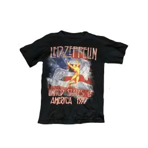 Vintage t-shirt köpt på Beyond Retro, med Led Zeppelin - tryck på. Bra skick.