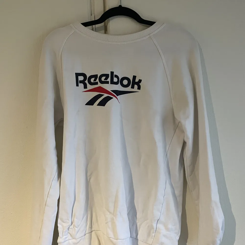 sweatshirt från Reebok. Unisex i storlek S. 💕. Tröjor & Koftor.