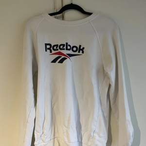 sweatshirt från Reebok. Unisex i storlek S. 💕