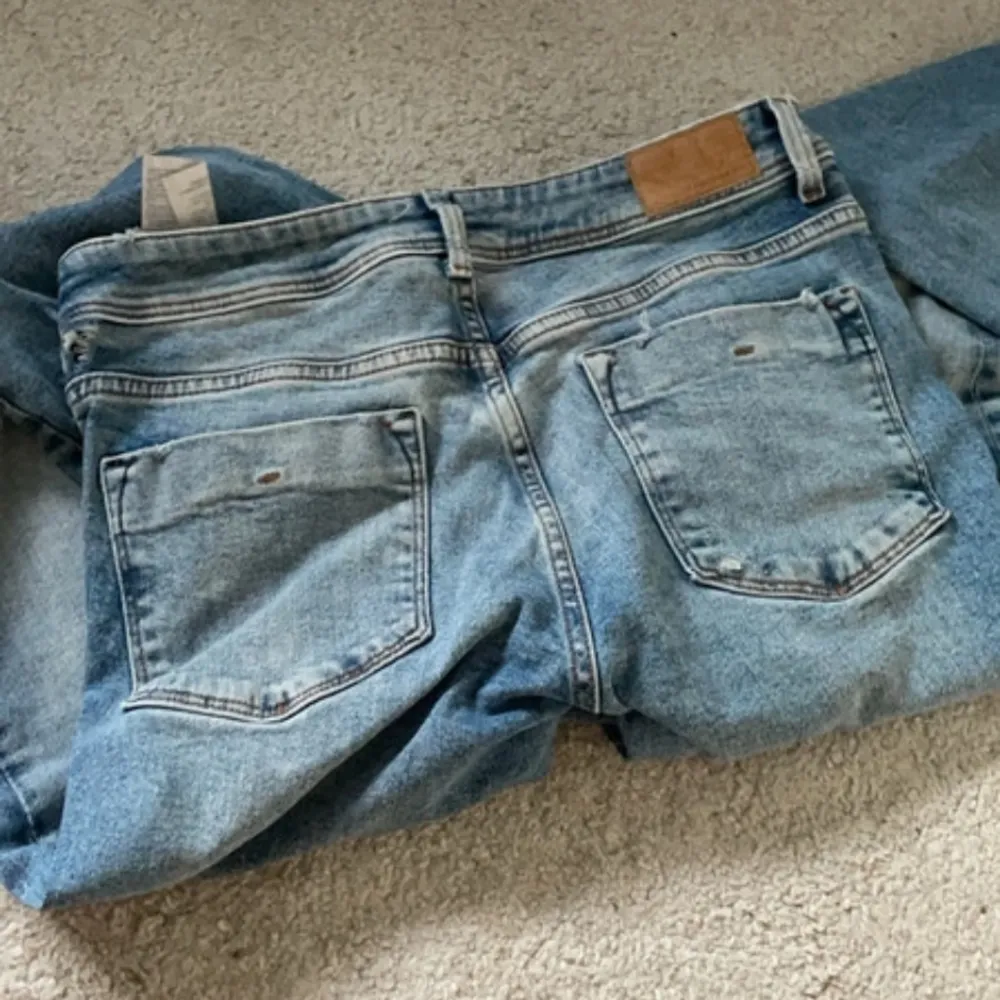 zara bootcut jeans, snygga men dom är lite för stora för mig, Storlek 36, jag har vanligtvis storlek 32-34 men dessa satt som 34or  MIDWAIST passar i längden om du är 170. Köpta Vintage. . Jeans & Byxor.