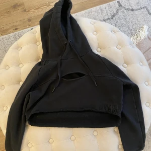 Hoodie - Croppad hoodie från Gymshark. Använd några gånger, inte nyskick, svagt nopprig men inga skador. Storlek xs 