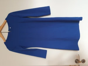 Fin blå klänning - En fin blå bomullsklänning. Man kan ha den både till vardags och fest. Endast använd ett fåtal gånger. 