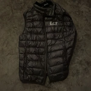 EA7 väst Armani - Emporio armani väst  Storlek L men väldigt liten i storlek, jag är 180 och den sitter perfekt på mig