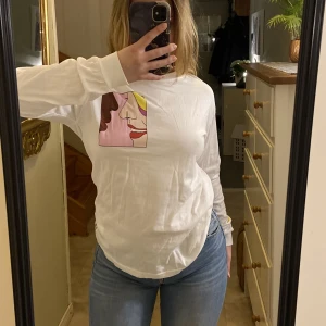 Sex education långärmad T-shirt  - Fråga gärna efter fler bilder. Köpt på herravdelning men funkar som ni ser unisex. Bilden föreställer Maeve och Jackson från netflixserien. Ej använd mycket och inte urtvättad. Går att göra riktigt feta outfits av tröjan. 