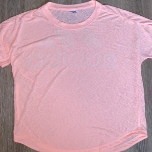 Adidas tröja  - En adidas tränings tröja från adidas! 💗 jätte fin och luftig 🫶🏼 den e oversize! Storlek står inte men skulle säga Xs!!🫶🏼säljer den för 45kr ink frakt 💗 BETALA VIA SWISH ‼️ TRYCK EJ PÅ KÖP NU‼️ EJ FRI FRAKT ‼️