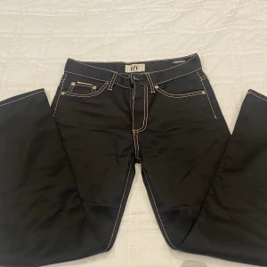 Eytys byxor - Jätte snygga Eytys byxor som passar både till fest och till vardags. Säljer pga för små på mig nu. Storlek är 30/30 men de är väldigt små i storleken så skulle säga att det passar någon som har storlek 26 eller 27 i midjan. Nypris ca 2000