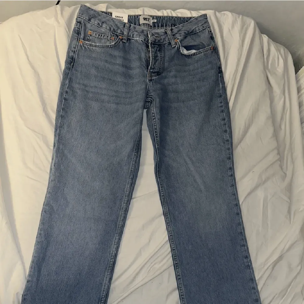 Säljer ICON jeans storlek M fran 157. Helt nya aldrig använda. Dessa jeans är helt nya aldrig rörda nästan, säljs för 30 dagars öppetköp passerat. Färgen är exakt som pà bilden och deras hemsida. Skriv för fler bilder eller funderingar ;). Jeans & Byxor.