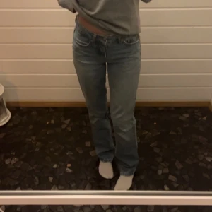 Lågmidjade blåa jeans - säljer dessa för dom inte kommer till användning, bra skick