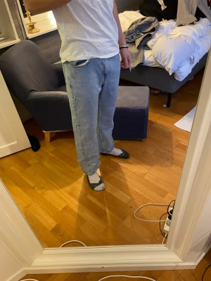 Weekday Jeans - Säljer mina supersnygg weekday jeans, eftersom jag tyvärr växt ut dem. Använda men inga skador eller fläckar. Nypris runt 550kr. Model rowe.