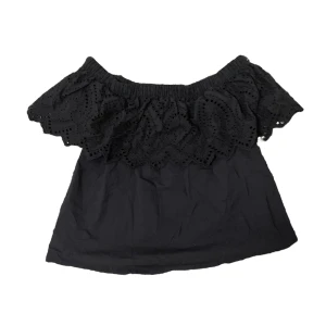 off shoulder lace topp/blus - säljer denna ascoola off shoulder lace toppen från gina tricot. den är sparsamt använd. om du har frågor så är det bara att kontakta mig.