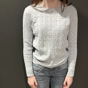 Cabelstickad Morris tröja - En kabelstickad Morris tröja i bra skick 9/10 tröjan är i stl Xs i damkläder