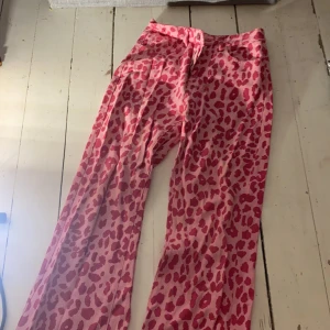 Byxor - Tuffa utsvängda byxor 