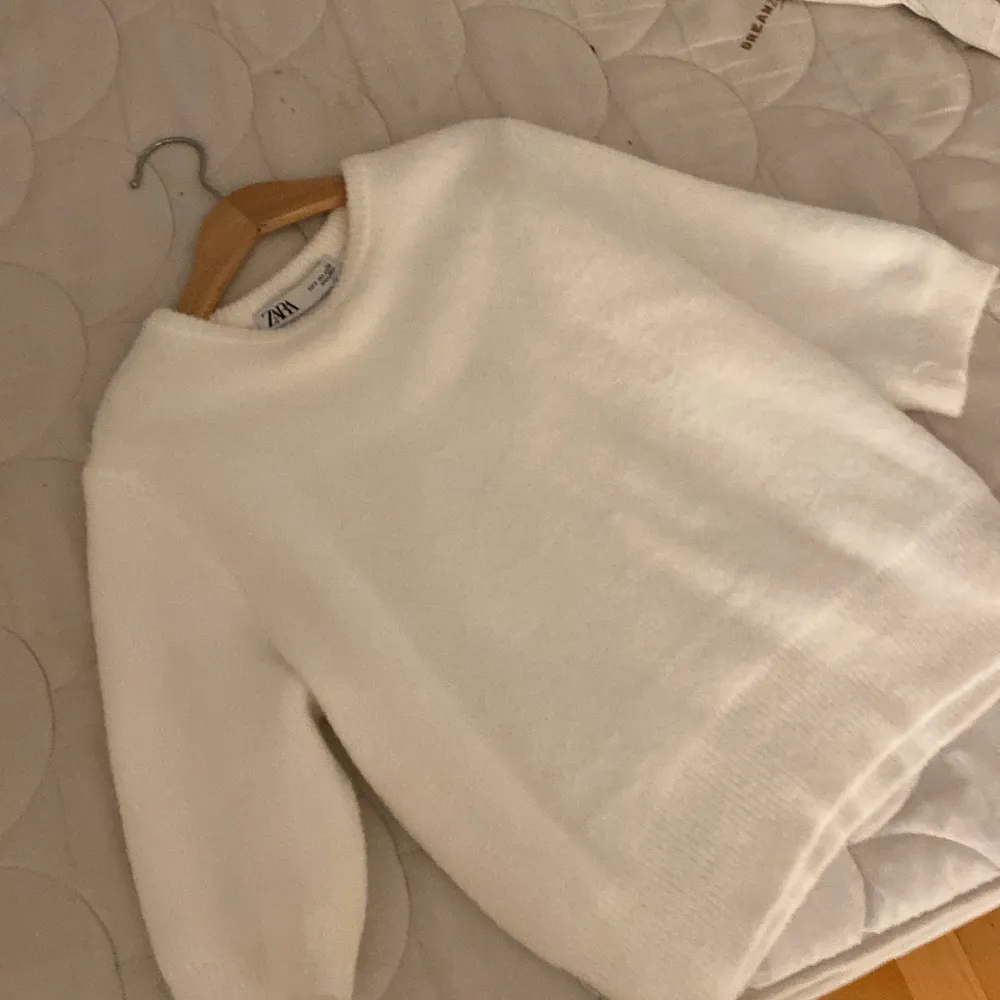 Säljer denna vita stickade kortärmade tröjan från Zara💓(ny skick) är jätte fin och mysig, bra skick och knappt använd. Säljer för den it kommer till användning💕Orginal pris 329, säljer den för 269 då den knappt är använd och är i ny skick!. Stickat.