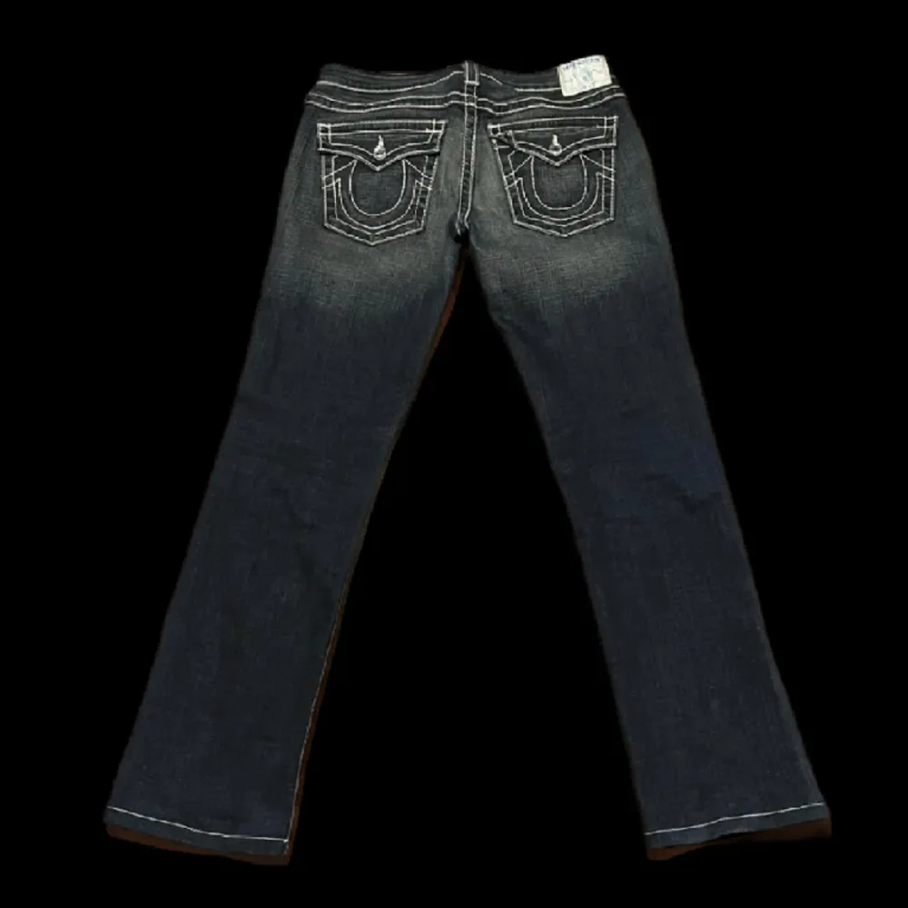 snygga true religion jeans köpta här på plick men de passa tyvärr inte. Skriv för fler bilder och mått.  Säljer väldigt billigt för vill bara bli av med dem🙏🏼🙏🏼. Jeans & Byxor.