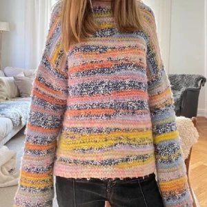 Stickad tröja - Säljer nu min stickade tröja som är köpt här på Plick. Den är i superbra skick och är väldigt mysig!!!✨Stl. XS men den är oversized. Skriv vid frågor. Köparen står för frakten!