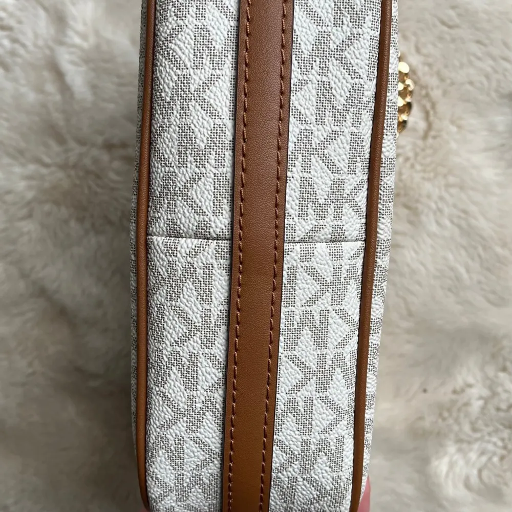 Handväska från Michael Kors i modellen Jet set charm chain pouchette. Nypris 1 899kr. Oanvänd. Mått Höjd: 15 cm Längd: 20 cm Vidd: 8 cm Handtag: 18 cm. Accessoarer.