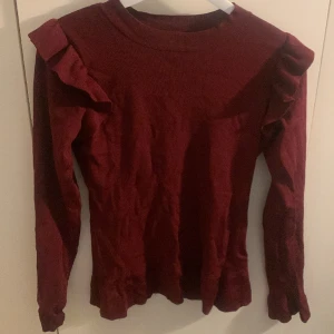 Volang tröja  - Inget tecken på användning alls och i bra material.(behövs bara strykas)