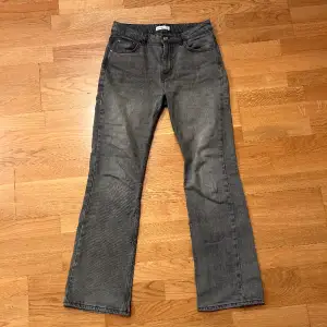 Supersnygga gråa jeans från Gina tricot. Orginalpriset är 500kr men säljer för 250kr. De är storlek 36 (midjemått rakt över: 38 cm, innerbenslängd: 77 cm, ytterbenslängd: 103 cm) kontakta för fler bilder.