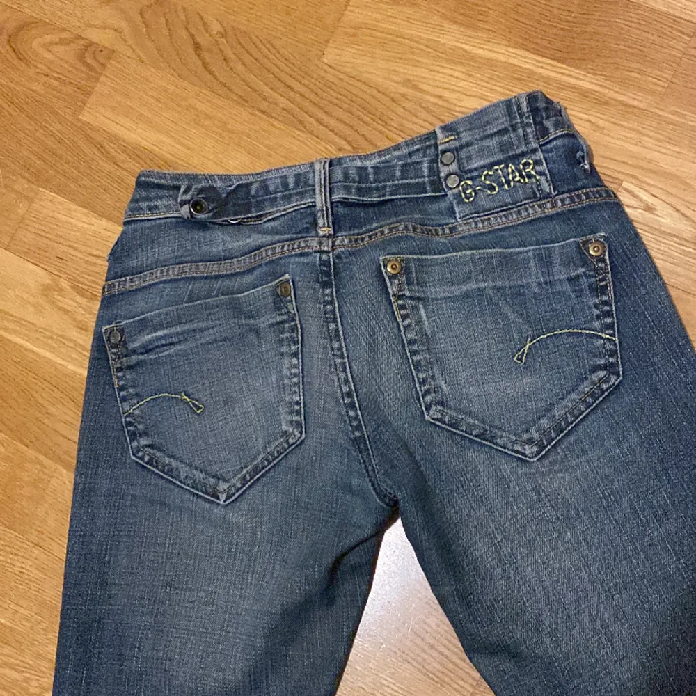 Low waist jeans från G-Star i storlek 29 och längd 34. Köpta secondhand på zalando men har inte använts. . Jeans & Byxor.