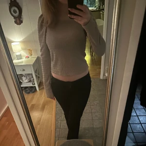 Beige tröja med puffärmar  - Jättefin tröja från hm, använd fåtal gånger 🩷 Köparen står för frakt