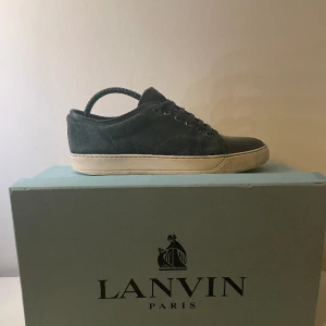 Lanvin - Riktigt snygga skor i dunder skick! Skorna är sparsamt använda. Retail är 4299;- men vi säljer för 2299;- Låda medföljer!