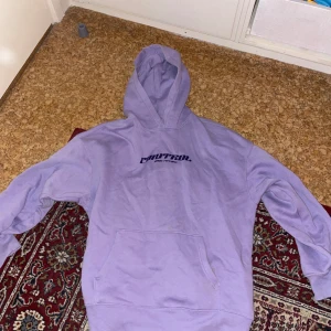 H&M oversized hoodie - Ändå ganska snygg tröja, använder den inte så lika bra o sälja. Pris kan gärna diskuteras! 🤗Inga fel eller så, bara lite skrynklig