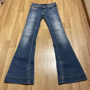Låga superstetchiga bootcut flare jeans från Replay. Innerben 82 cm midjemått 34 men passar upp till 38 utan problem. Super fint skick! 