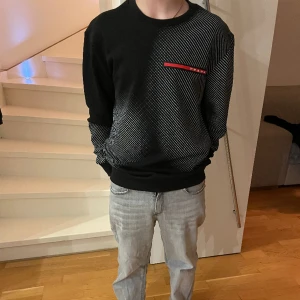 Prada tröja  - Tjenare säljer denna feta Prada tröjan. Den passar runt 12-14 åringar beror på lång. Läng=164-170  Den är äkta.  Inga fläckar på  Skriv om ni är intresserade ⭐️🙏