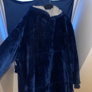 Super mysig jul hoodie  - En super mysig stor vinter hoodie som passar perfekt när det är kallt ute och man bara vill vara hemma och vara varm, super fluffig både inne och ute. Har tvättat den några gången men fluffet förstörs inte:)