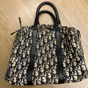 Dior Bowlingväska  - Väska från dior. Kvitto finns & äkthetbevis. Hör gärna av dig om du undrar något eller vill ha fler bilder💖