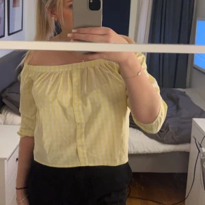 Somrig topp  - Otroligt söt topp med off shoulder