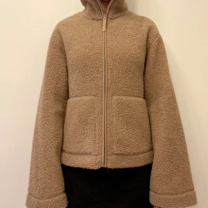 Beige fleecetröja från H&M - Beige fleecetröja från H&M med fickor framtill. Storlek XS men är lite oversized så passar även S. Aldrig använd.