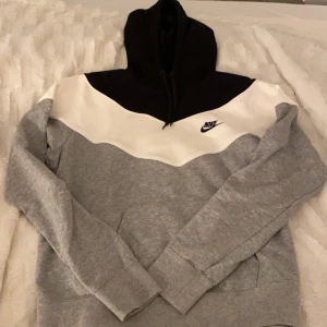 Nike hoodie  - Jätteskön och fin nike hoodie som endast kommit till användning en gång, så den är i superbra skick. Storlek M