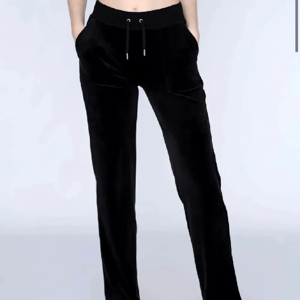 Säljer mina fina svarta Juciy couture byxor, ny skick . Jeans & Byxor.