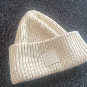 Mössa - En acne studios mössa i offwhite som är använd men är som ny kostar runt 1300-1600 men säljer för 600 går att pruta💕