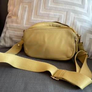 Handväska - Handväska från HM💗Använd nögra gånger men fortfarande i bra skick! Bandet går stt justera i längd. Nypris 299 kr! Pris går att diskutera🩷