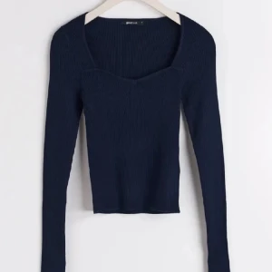 Ribbad topp  - ”Rib knitted top” ifrån Gina Tricot i storlek S. Endast provad på men tyvärr inte kommit till användning och säljer därav. Nypris 299kr🤍