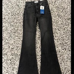 Bootcut jeans  - Jättefina Bootcut jeans som tyvärr inte kommit till användning. Avklippta längst ner och skulle nog passa någon runt 160. De säljs inte längre (Prislapp kvar)