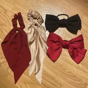 Rosetter/Scrunchies - Säljer några rosetter och scrunchies, scrunchies 10kr/st och rosetter 30kr/st. Allt för 60kr. Rosetterna är från H&M(svart) och Lindex(Röd).