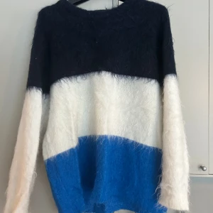 Mohair tröja  - Säljer min mohair tröja från hm k storlek s, jättebra skick inte mycket andvänd ! 