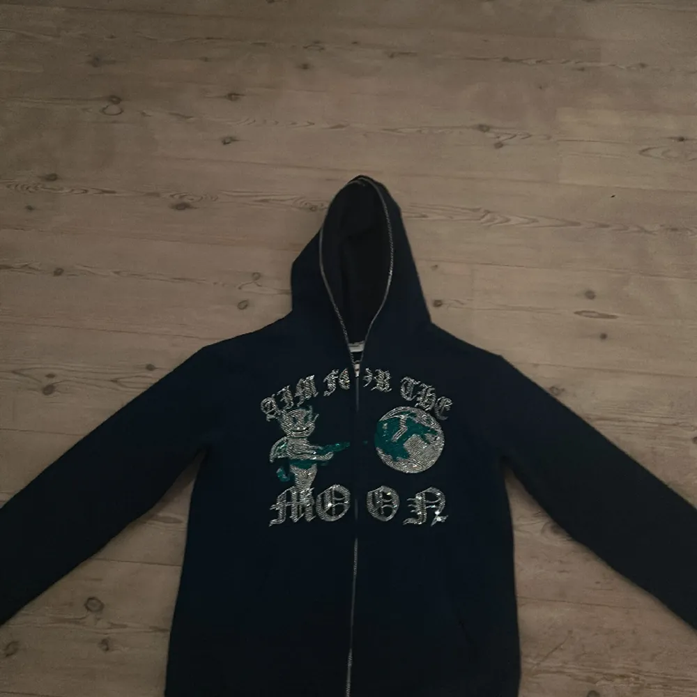 Säljer min Aim for the moon zip hoodie storlek L. Den var för stor för mig så vart ingen användning så säljer den nu.. Hoodies.