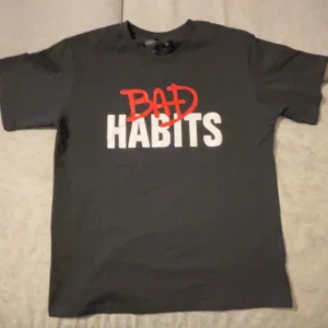 Vlone Bad Habits T-shirt - Säljer nu min favorit Vlone tröja pga jag gick ner i vikt. Köpt för 2 månader sen men skick är som nytt. 