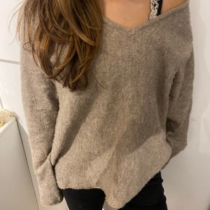 Stickad tröja  - Stickad tröja köpt från Ullared förra sommaren. Säljs för kommer inte till användning💕