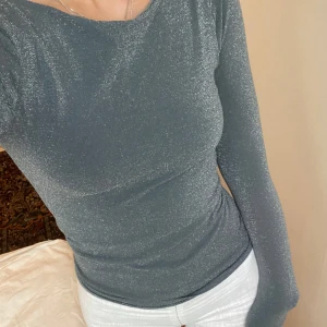 Glittrig tight långärmad tröja  - Säljer denna perfekt tighta långärmade tröjan som är blå och glittrig. Skicket är super fint och den passar en XS/S!🫶🏼